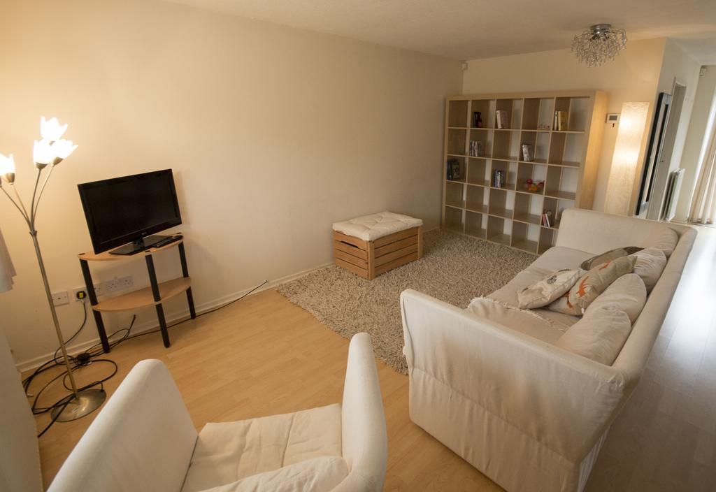 32 Pentland Close Честър Екстериор снимка